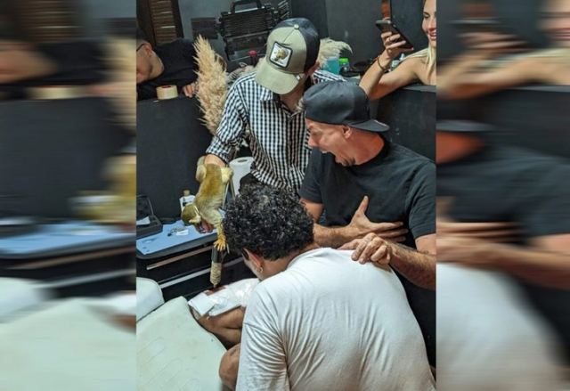 Viral ΒΙΝΤΕΟ: Πίθηκος κάνει τατουάζ σε άνθρωπο