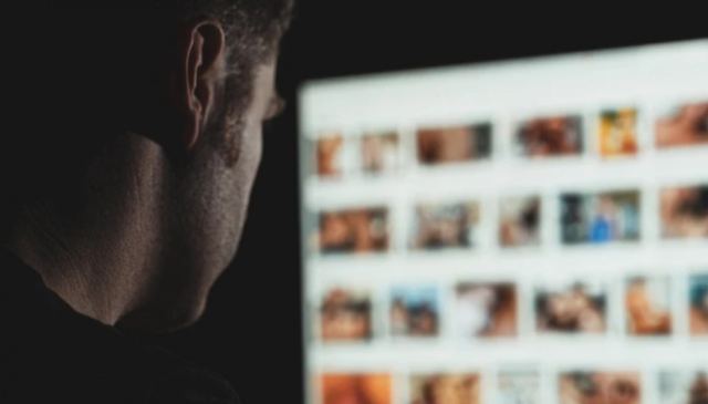 Πατέρας κατέβαζε εικόνες με γυμνά κοριτσάκια για «να εκβιάζει παιδόφιλους» και μπήκε στη φυλακή