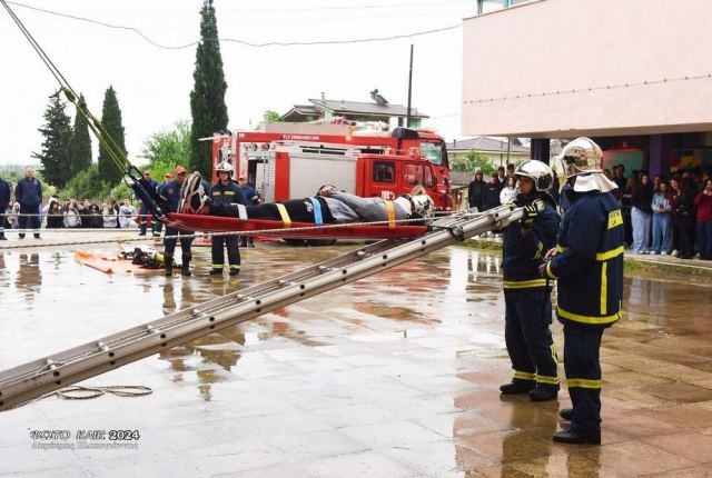 Σεισμός και διάσωση μαθητή στο Λύκειο Μακρακώμης (ΦΩΤΟ)