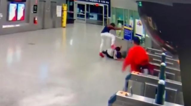 Βίντεο με επίθεση - σοκ σε σταθμό του μετρό: Της μίλησε, τον αγνόησε και την έσπασε στο ξύλο
