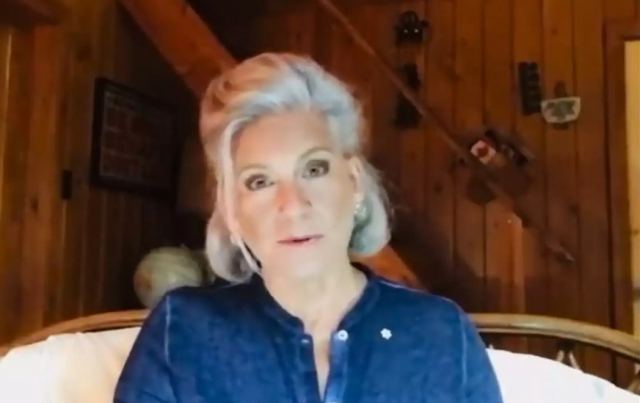 Δημοσιογράφος στον Καναδά ισχυρίζεται ότι απολύθηκε επειδή… γκρίζαραν τα μαλλιά της