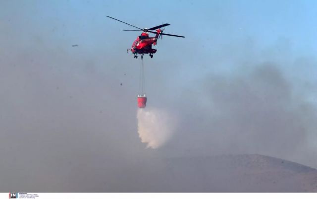 Μεγάλη φωτιά στην Φέριζα Σαρωνικού - Ισχυρή δύναμη της Πυροσβεστικής - Εστάλη 112 για εκκένωση προς Λαγονήσι