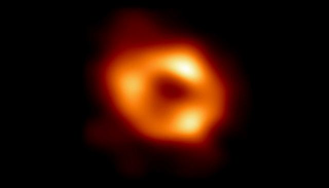 Φωτογραφήθηκε για πρώτη φορά η μεγάλη μαύρη τρύπα στην καρδιά του γαλαξία μας