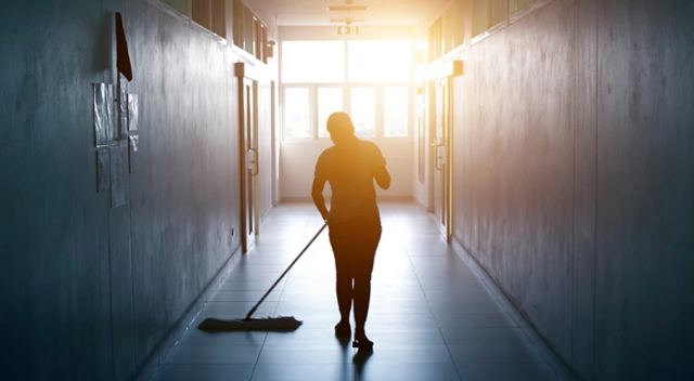 Η σχολική καθαρίστρια που αισθανόταν «μόνη» και η σεξουαλική σχέση με 13χρονο αγόρι