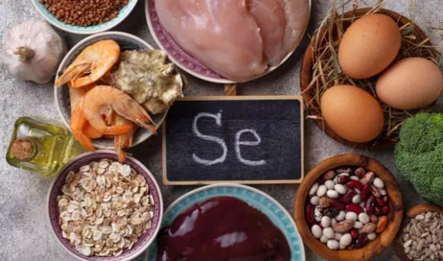 Σελήνιο: Οι τροφές που έχουν το απαραίτητο ιχνοστοιχείο για υγιή θυρεοειδή και πόσο χρειάζεστε ανά ηλικία