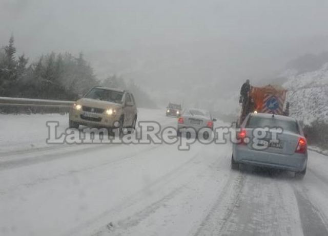 Μόνο με αλυσίδες ο Δομοκός - Χιονίζει και προς Μπράλο