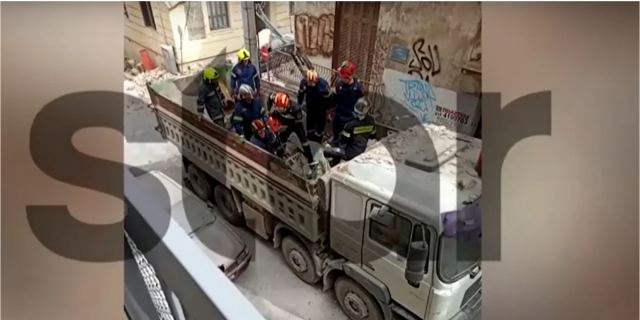 Πειραιάς: Βίντεο-ντοκουμέντο τα πρώτα λεπτά μετά την κατάρρευση -Πυροσβέστες εντοπίζουν τον 31χρονο αστυνομικό