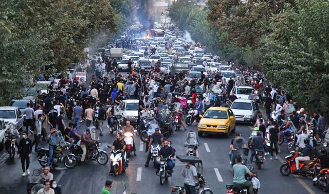 Μαχσά Αμινί: «Φλέγεται» το Ιράν - Πώς ξεκίνησε και πώς φούντωσε η «επανάσταση των γυναικών»