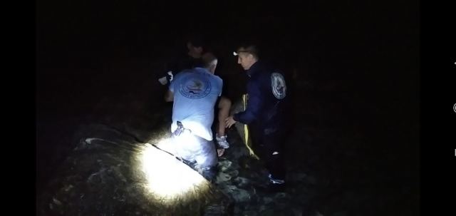 Νυχτερινή επιχείρηση και διάσωση πεζοπόρου που έπεσε σε βράχια