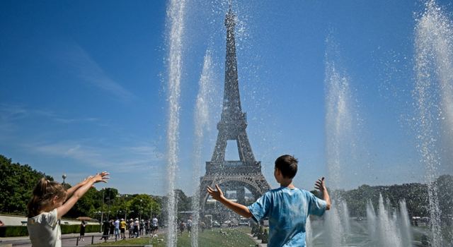 Πρωτοφανές κύμα καύσωνα «σαρώνει» την Ευρώπη: Σε κόκκινο συναγερμό το 1/3 της Γαλλίας - Λειψυδρία στην Ιταλία