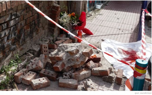 Λουλούδια και ένα κερί στο σημείο που «έφυγε» ο αδικοχαμένος 22χρονος φοιτητής στη Λάρισα (φωτ.)