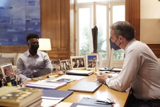 Μητσοτάκης με τον αριστούχο μαθητή Σαϊντού Καμαρά -«Ελπίζω να κάνεις την Ελλάδα δεύτερη πατρίδα σου»