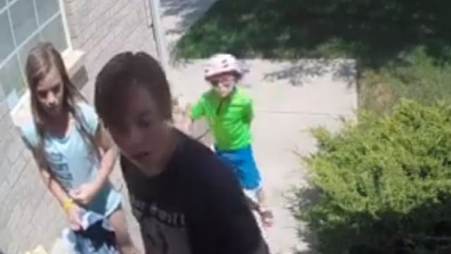 Tρία πιτσιρίκια βρήκαν πορτοφόλι με 700 δολάρια και το επέστρεψαν στον ιδιοκτήτη του (vid)