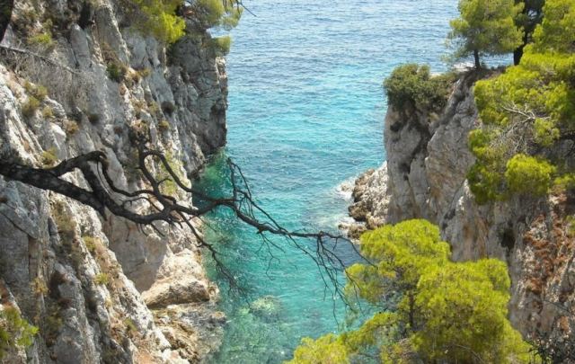 Δρακοντόσχισμα: Ο βράχος στη Σκόπελο με το θρύλο του Δράκου (ΦΩΤΟ)