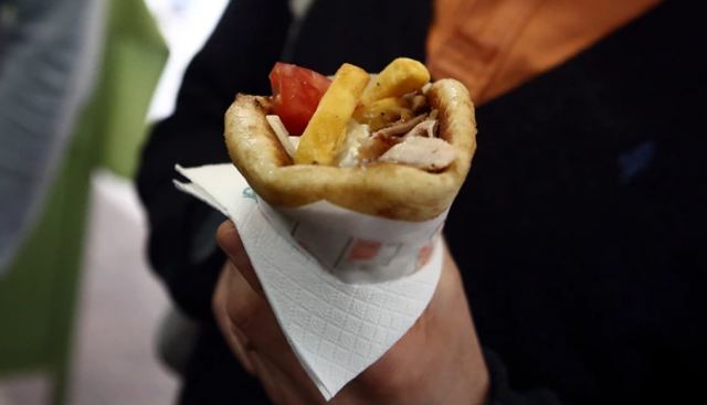 Σουβλάκι από χρυσό: Στα 3,5 ευρώ η τιμή του πλέον