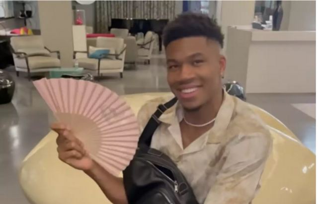 Επικός Γιάννης Αντετοκούνμπο με βεντάλια είπε νέο ανέκδοτο για τους Φλίντστοουνς