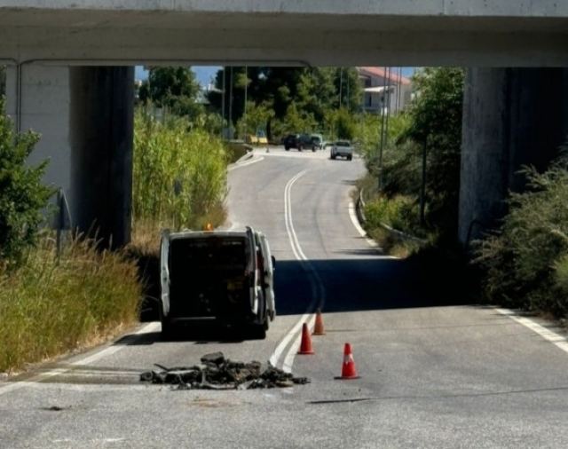 Γέμισε αυτοκίνητα από την εθνική οδό η παραλιακή των Καμένων Βούρλων - Τι συνέβη