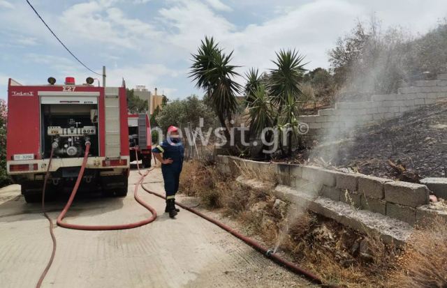 Φωτιά στην Αρτέμιδα: Απειλήθηκαν σπίτια - «Οι φλόγες έφτασαν στις μάντρες», ένας κάτοικος τραυματίας