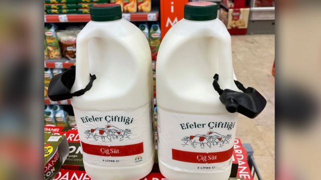 Απίστευτες εικόνες από Τουρκία: Τα σούπερ μάρκετ βάζουν αντικλεπτικά σε γάλα και τυρί