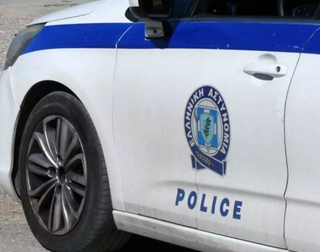 Γιάννενα: Μητέρα αποπειράθηκε να αυτοκτονήσει στα ΚΕΠ μπροστά στα δύο παιδιά της, με μαχαίρι