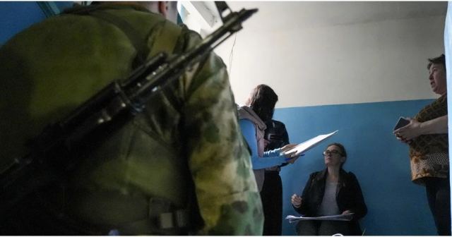 Υπό την απειλή όπλου ψηφίζουν οι Ουκρανοί στα ρωσικά δημοψηφίσματα -Απειλούν και τις οικογένειές τους