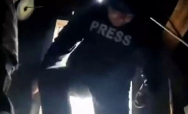 Συγκλονιστικό βίντεο ντοκουμέντο! Ουκρανοί στρατιώτες φυγαδεύουν το συνεργείο της ΕΡΤ σε καταφύγιο εν μέσω βομβαρδισμών