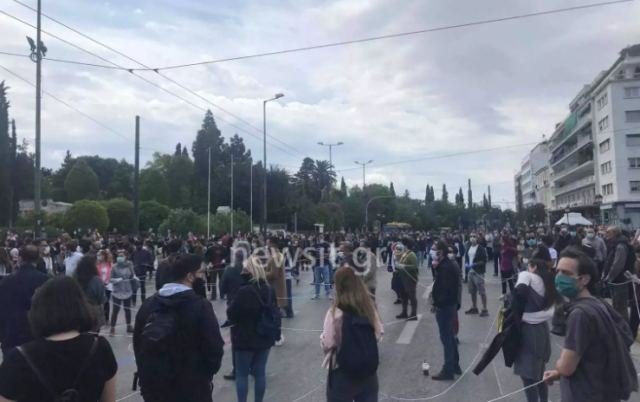 Σύνταγμα: Οι καλλιτέχνες διαδηλώνουν με μάσκες και σχοινιά