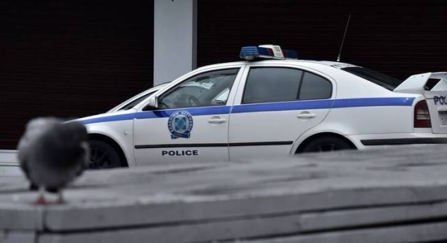 Έβγαλε τα ρούχα του σε πλατεία της Λάρισας και τον «έκοψαν» αστυνομικοί