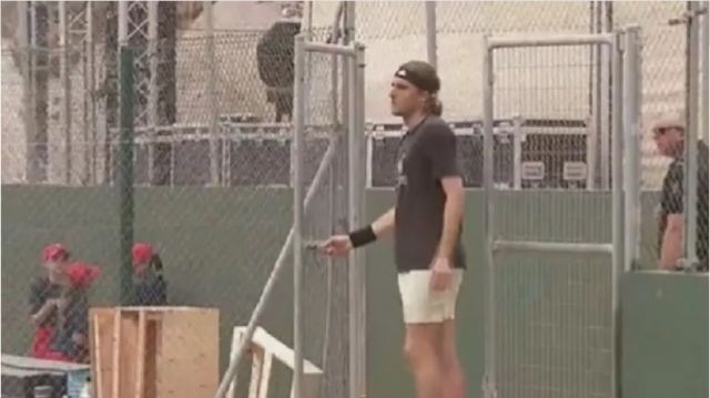 Ο Τσιτσιπάς αποχώρησε από την προπόνηση μετά από διαφωνία με τον πατέρα του - Δείτε βίντεο