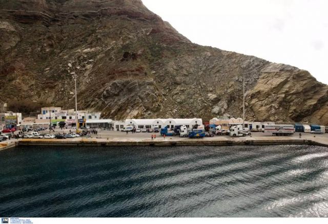 Σαντορίνη: Κατολισθήσεις στο λιμάνι και διακοπές ρεύματος από την κακοκαιρία – Έχουν κινητοποιηθεί δυνάμεις της Πυροσβεστικής