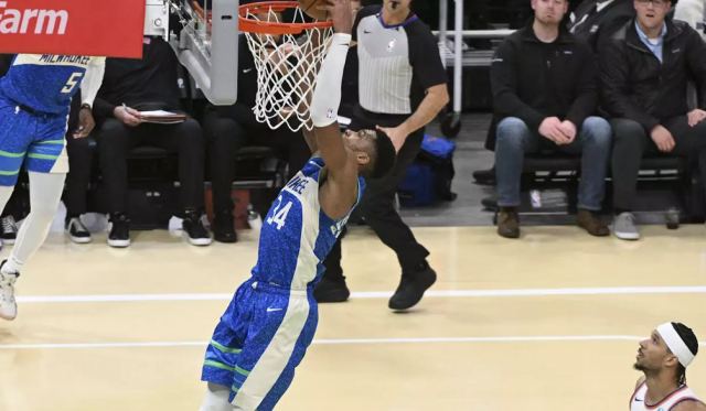 Γιάννης Αντετοκούνμπο: Η ηγετική του εμφάνιση κόντρα στους Νικς και η έκπληξη στο άκουσμα του πριμ για το In-Season Tournament