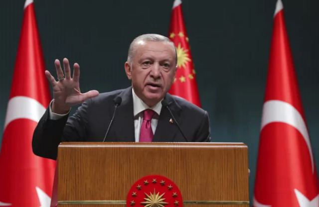 Επιμένει στο 