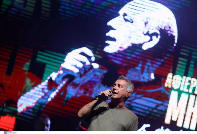 Δέκα χρόνια χωρίς τον Δημήτρη Μητροπάνο: Συγκίνηση στη συναυλία που συνδιοργάνωσαν το ΚΚΕ και η οικογένεια του