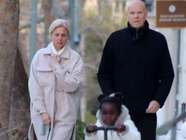 Χριστίνα Κοντοβά – Τζώνη Καλημέρης: Οικογενειακή βόλτα με την κόρη τους Αda – Φωτογραφίες