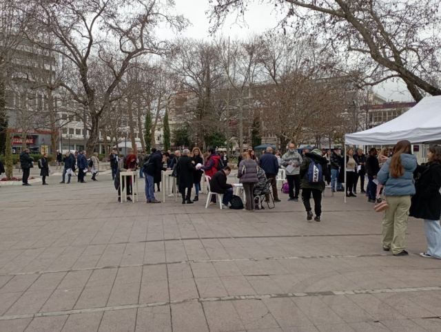 Λάρισα: Τεράστιες ουρές στην έκτακτη αιμοδοσία για τους τραυματίες στα Τέμπη