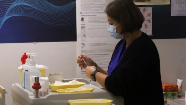 Την Τετάρτη 14 Σεπτεμβρίου θα ξεκινήσουν οι εμβολιασμοί με τα επικαιροποιημένα εμβόλια