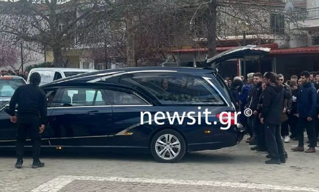 Πέλλα: Ράγισαν καρδιές στην κηδεία των δυο νεαρών που σκοτώθηκαν σε τροχαίο