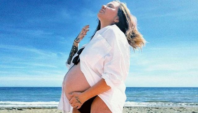 Η 26χρονη που πουλούσε σέξι φωτογραφίες της στο OnlyFans όταν ήταν έγκυος