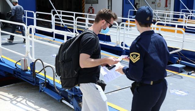 Πλακιωτάκης: Έκκληση σε όσους ταξιδεύουν με πλοίο να φορούν μάσκα στους εσωτερικούς χώρους