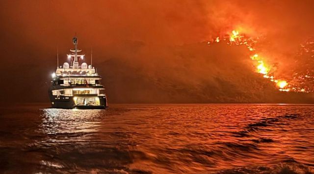 Πέταξαν πυροτεχνήματα από σκάφος και προκάλεσαν μεγάλη πυρκαγιά στην Ύδρα