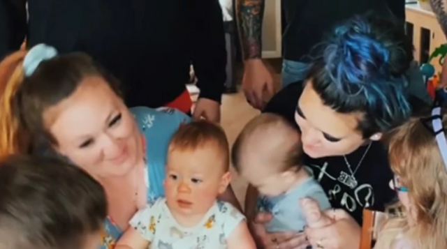 Η πολυερωτική οικογένεια με δύο μαμάδες και δύο μπαμπάδες: Δεν ξέρουν ποιος είναι ο πατέρας των παιδιών