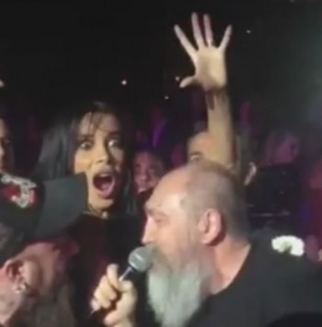 Βούτηξε το μικρόφωνο από την Πάολα και έκλεψε την παράσταση - Δείτε το βίντεο που κάνει θραύση στο youtube!