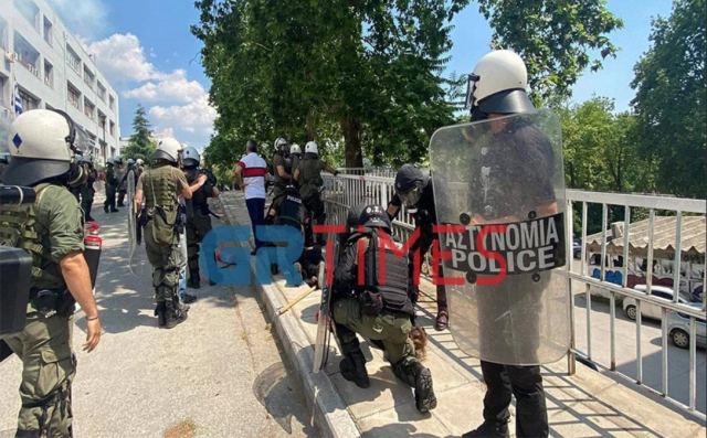 Νέα επεισόδια στο ΑΠΘ: Πετροπόλεμος, δακρυγόνα και χειροβομβίδες κρότου λάμψης