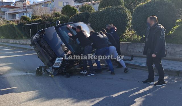 Λαμία: Χάθηκε ο έλεγχος στη στροφή (ΒΙΝΤΕΟ-ΦΩΤΟ)