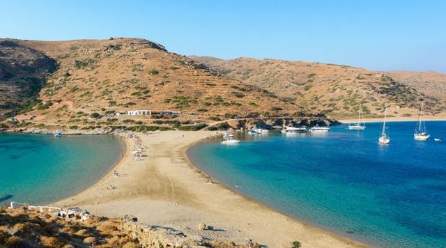 Κολώνα: Η παραλία στην Κύθνο που κόβει τη θάλασσα στα δύο