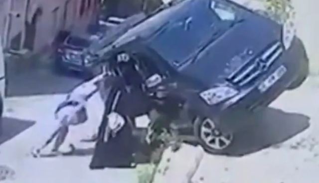 Τουρκία: Δύο γυναίκες κράτησαν μίνι-βαν που ήταν έτοιμο να τις πλακώσει - Ο οδηγός κατρακύλησε για να γλιτώσει