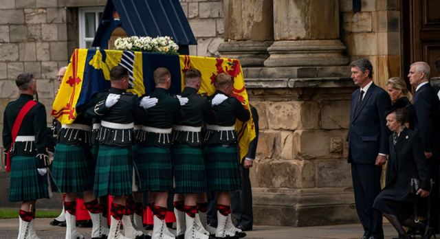 Βασίλισσα Ελισάβετ: Η ιστορία του φέρετρού της - Τα εξαρτήματα που συγκρατούν το στέμμα και η επένδυση από μόλυβδο