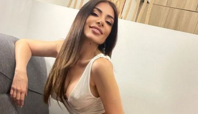 Μίνα Αρναούτη: Δείχνει για πρώτη φορά το σημάδι από το τροχαίο με τον Παντελίδη