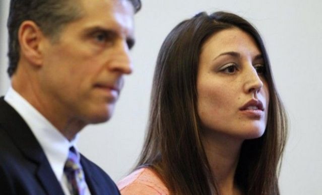 Άτακτη καθηγήτρια. Εκτός από αγγλικά έκανε σεξ με τρεις μαθητές της