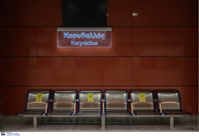 Κορυδαλλός: Ζωντανός απεγκλωβίστηκε ο άνδρας που έπεσε στις ράγες του μετρό